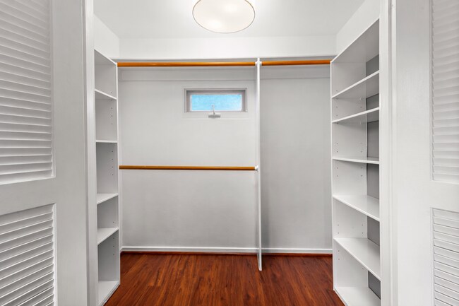 Building Photo - (Ellie:B) 900-902 Havenhurst Drive &amp; 8117 Willoughby Avenue