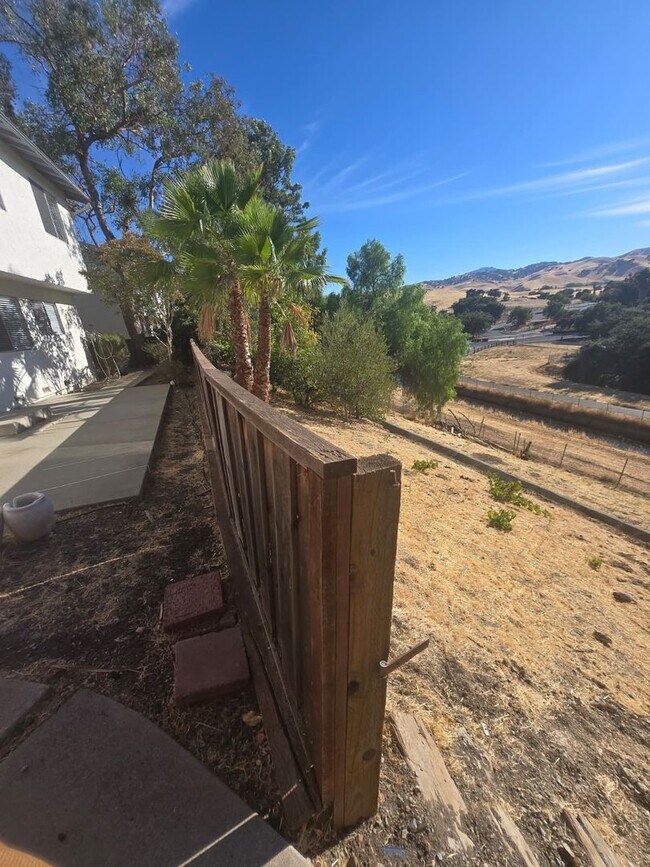 Building Photo - Spacious & Updated 4BD/2.5BA Home in Prime...