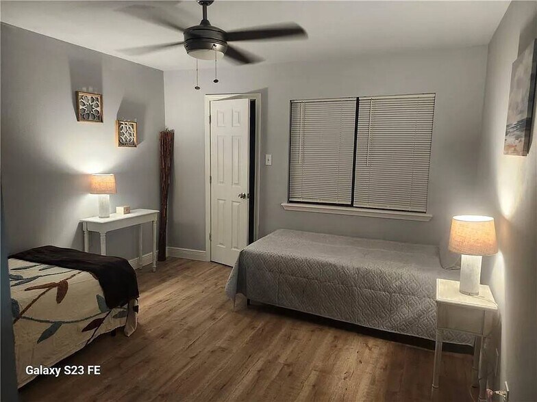 Primary Photo - 324 Camelia Ave