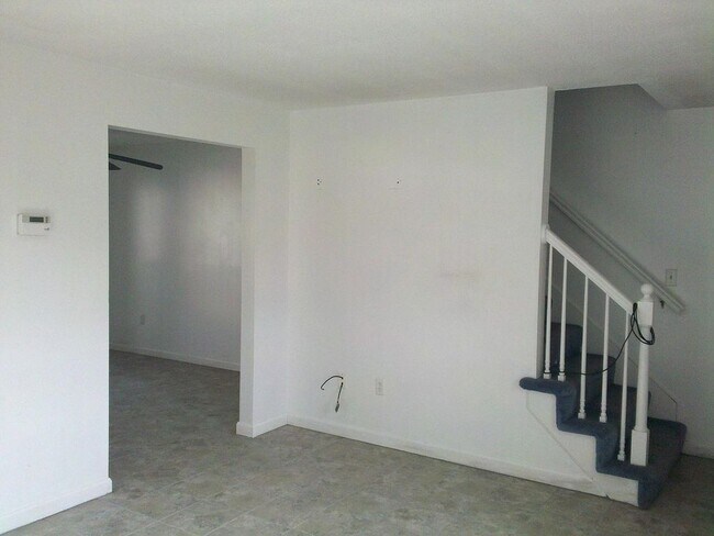 Living - 1847 Middlesex St