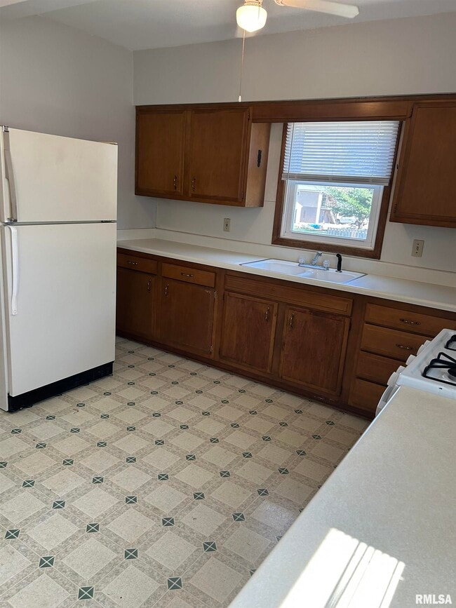 Building Photo - 405 Keller St