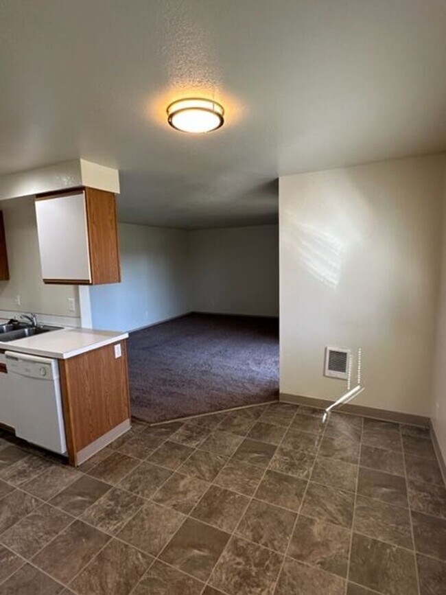 Building Photo - Rent Special: 1/2 Off February's Rent 2 Bedroom 1 Bath Unit NE Salem!