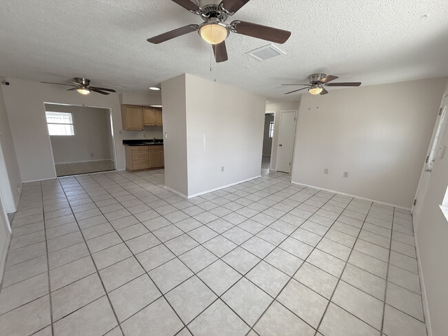 Building Photo - "Charming 2-Bedroom, 2-Bath Oasis with 1400 Sq Ft of Comfort in Port Richey!"
