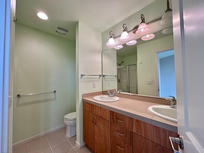 Building Photo - 2Bd/1.75Ba Issaquah Townhouse