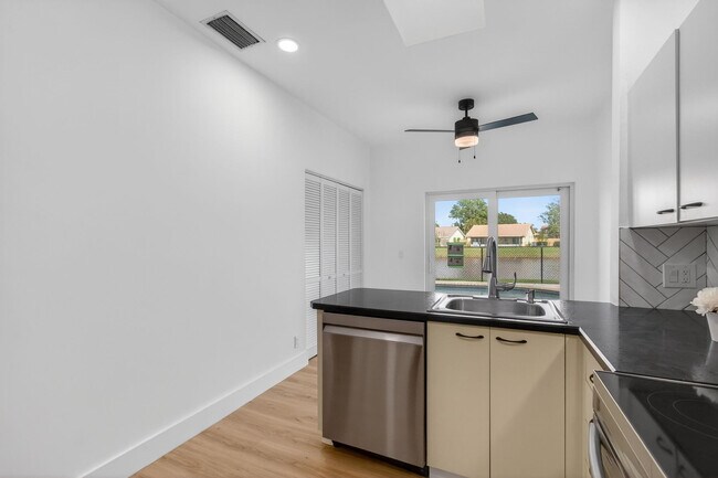 Building Photo - 6425 96th Pl S