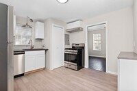 Building Photo - Adorable Two Bedroom House