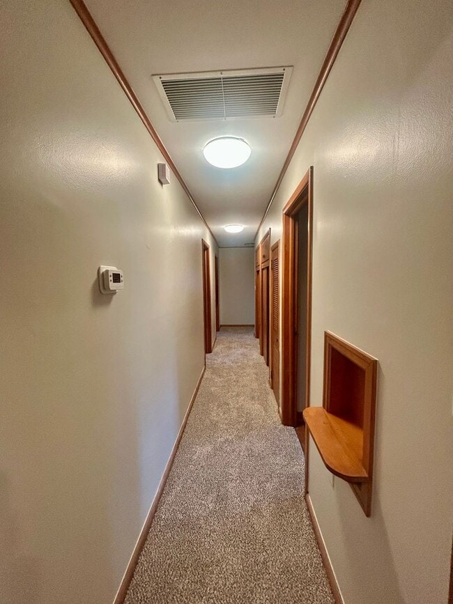 Building Photo - Great ranch style home located on a large ...