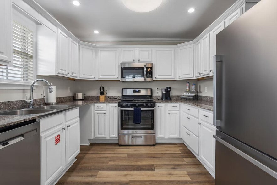 Building Photo - 426 Russell Ave