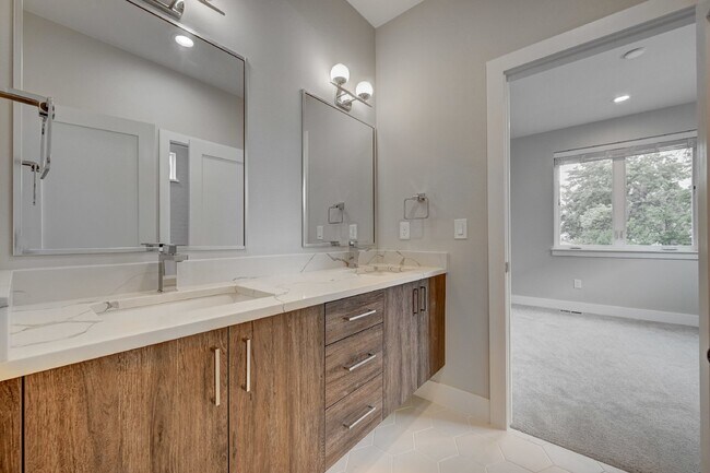 Building Photo - $3,900 - 4 Bed, 3.5 Bath Updated Townhome ...