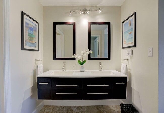 Building Photo - 500 Uno Lago Dr