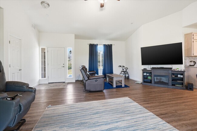 Building Photo - 30535 Rd 400