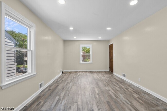 Building Photo - 145 6th St