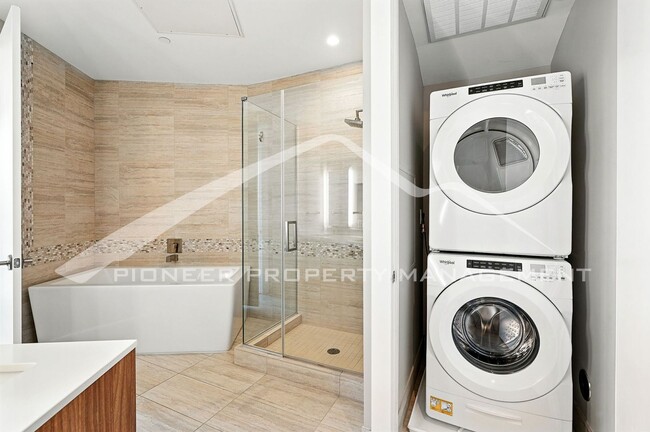 Building Photo - Modern Condo with Washer/Dryer and Central AC