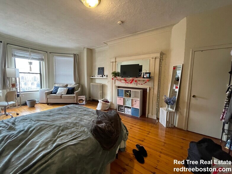 Building Photo - 916 Beacon St