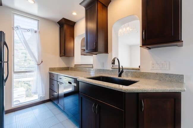 Building Photo - 6455 La Jolla BoulevardUnit 245 Ln