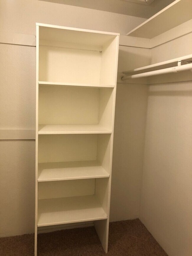 Building Photo - Loft Style Townhome