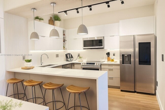 Building Photo - 711 Crandon Blvd