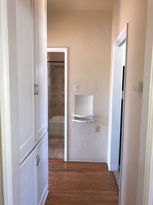 Building Photo - MOVE IN READY! Minutes from Little Italy! ...