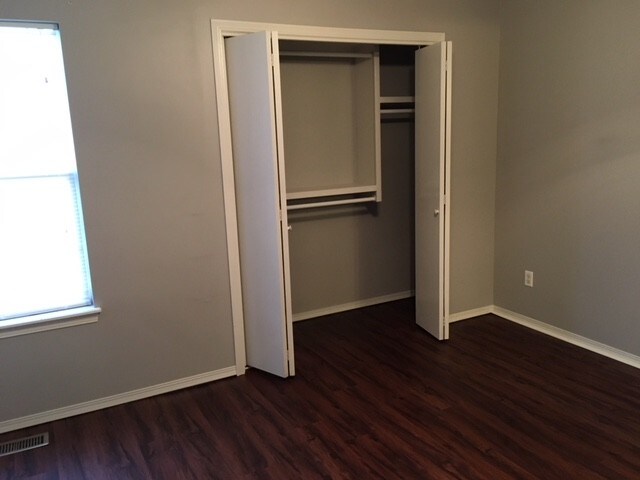 Building Photo - 708 S Red Oaks Cir