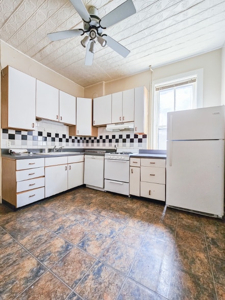 Building Photo - 1042 W Grace St