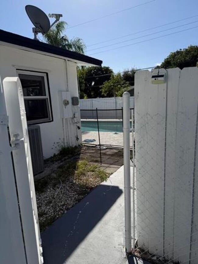 Building Photo - 1014 W Drew St