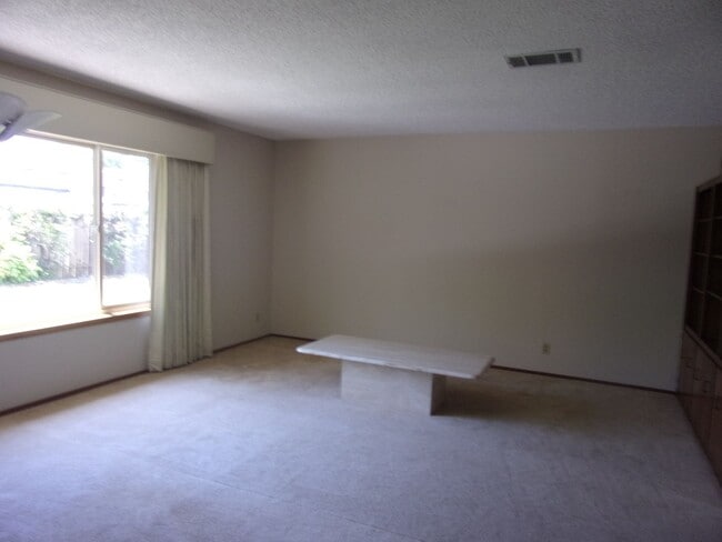 Building Photo - 718 Linwood St