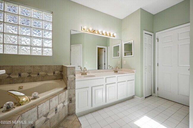 Building Photo - 4565 E Seneca Dr