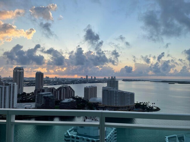 Primary Photo - 950 Brickell Bay Dr