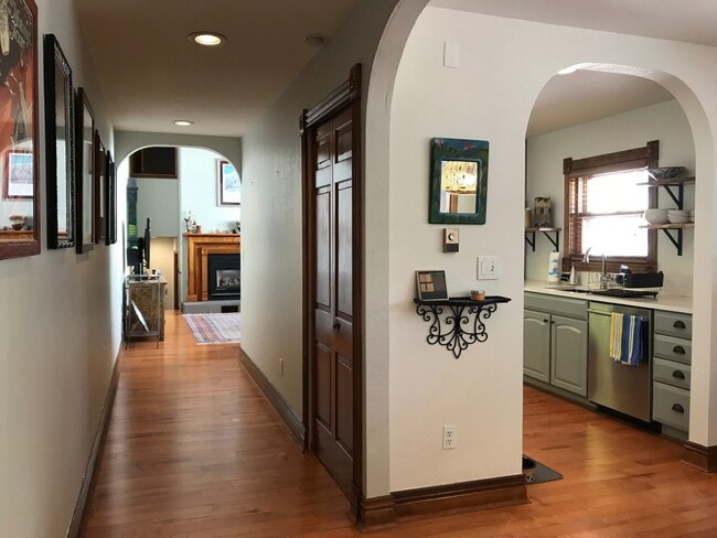 Building Photo - Updated 3 Bed 2 Bath Victorian Style Townhome