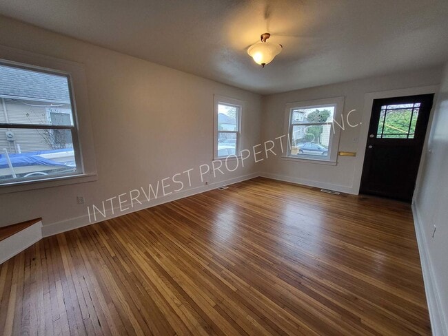 Building Photo - 329 SE 79th Ave