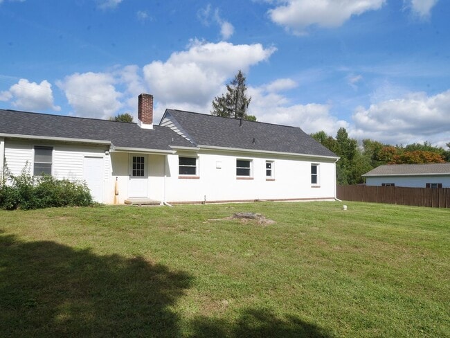 Building Photo - Charming Single-Family Home with Modern Up...