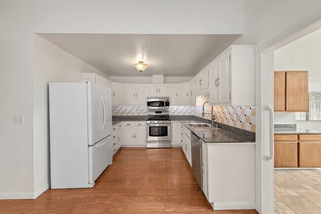 Building Photo - Spacious Single-Family Home in Great Location!
