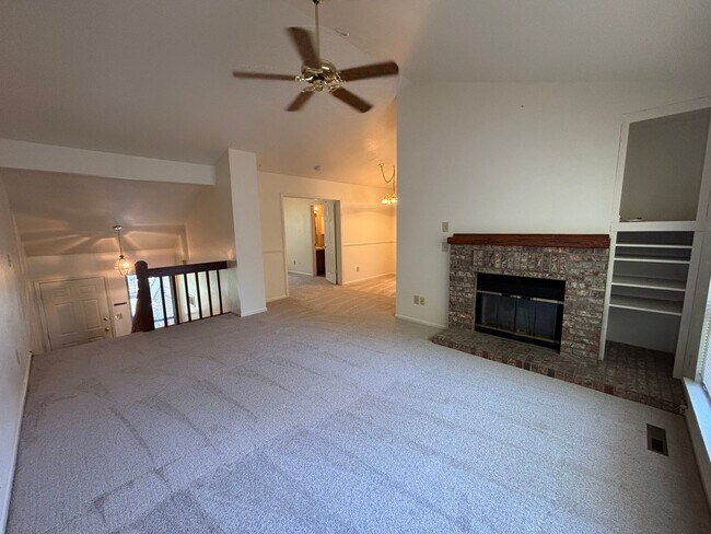Building Photo - Comfortable Townhome Living in Southwest Fort Collins
