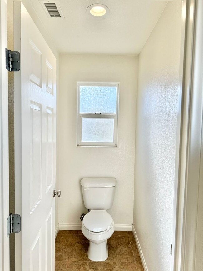 Building Photo - Huge 3 bed 2 bath Home In Storey Park Neig...