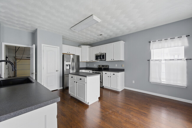 Building Photo - 1023 Snead Dr