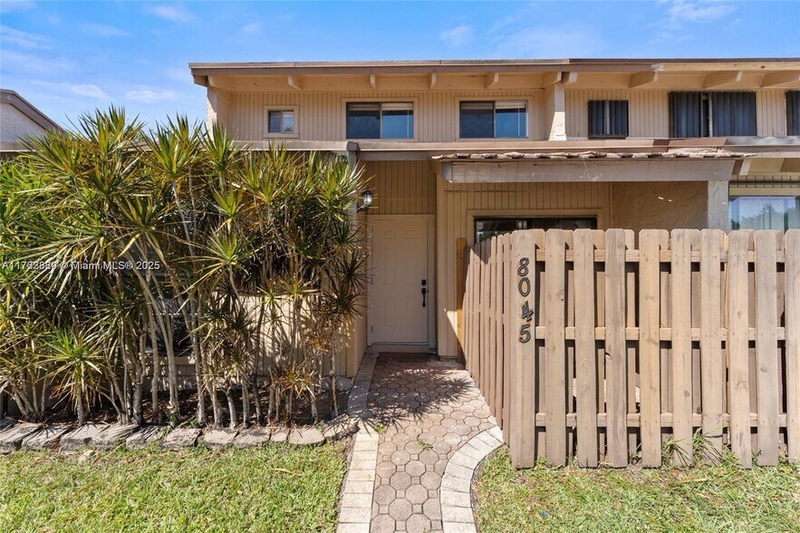 Primary Photo - 8045 SW 21st Ct