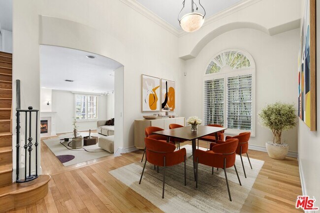 Building Photo - 433 N Doheny Dr