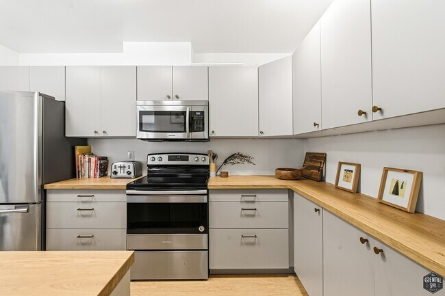 Building Photo - 5625 Green Valley Cir