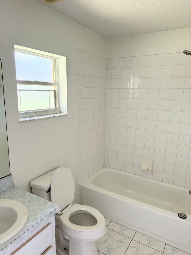 Building Photo - 33 Flamingwood Ln #B