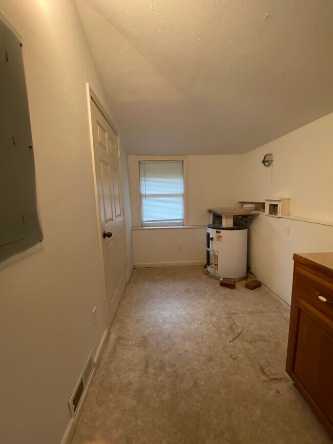 Building Photo - Charming 3-Bedroom, 2-Bath House with Detached Garage on west side of Athens, GA - PRE-LEASE FOR ...