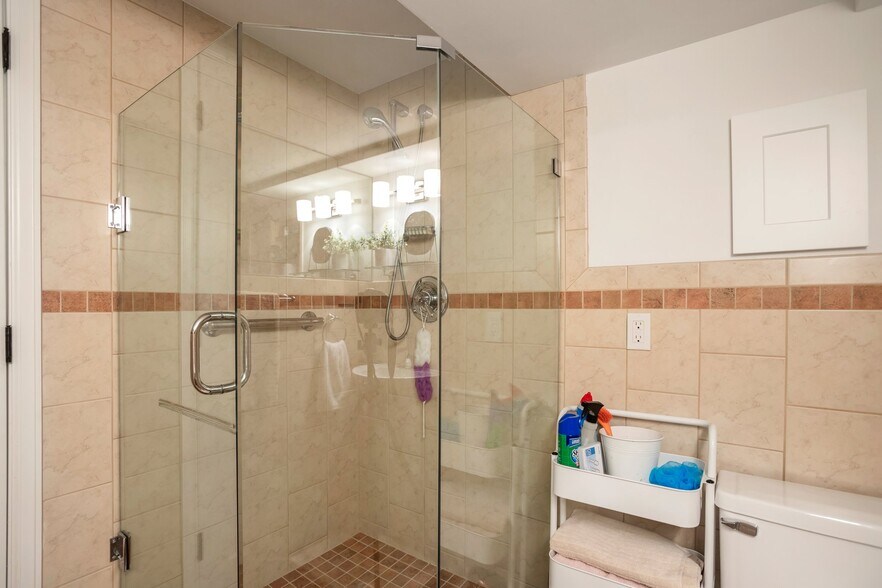 Basement 3/4 bathroom - 3870 Broadway St