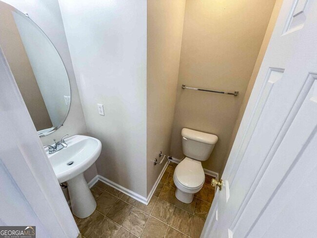 Building Photo - 6205 Tree Ridge Dr N W