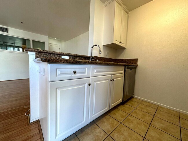 Building Photo - Fantastic 1 bed and 1 Bath with balcony an...