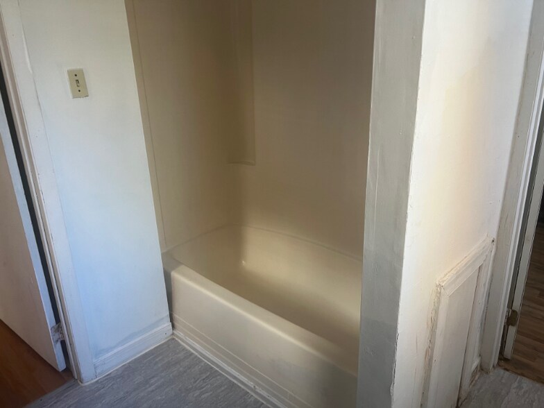 Building Photo - 109 E Stewart Ave