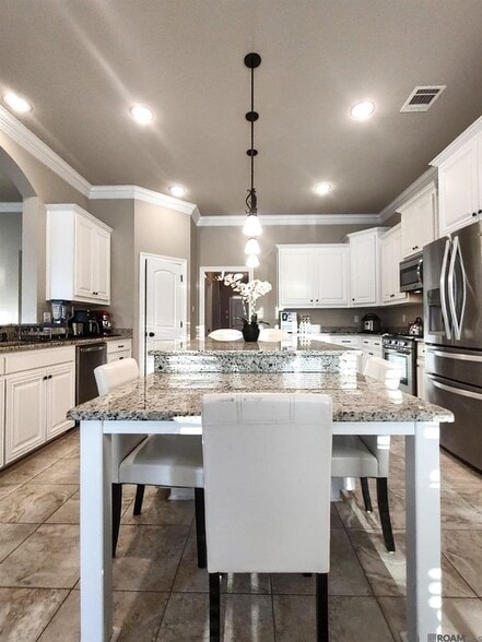 Building Photo - 18081 Old Trail Dr