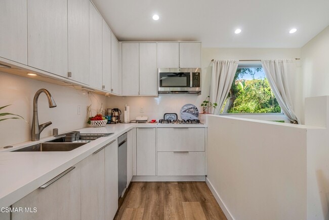 Building Photo - 116 S Glenroy Ave