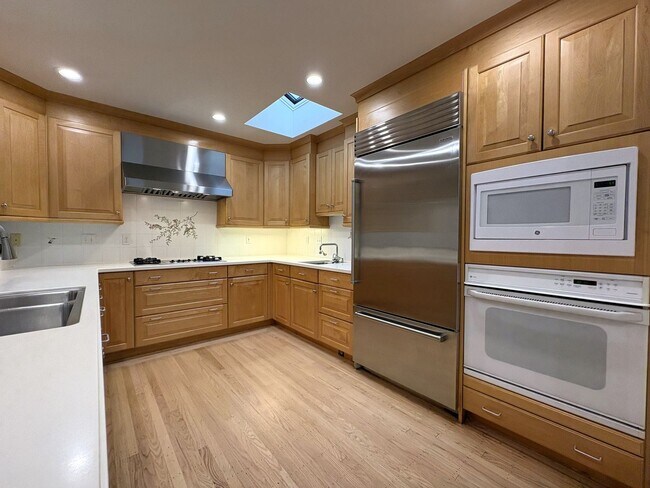 Building Photo - Beautifully Updated 4BD/2BA Single-Family Home in Palo Alto