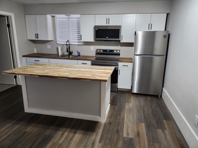 Building Photo - 188 New Castle Rd