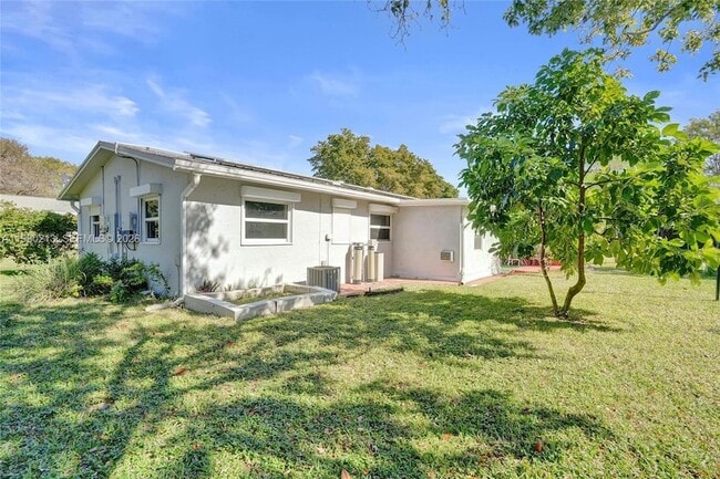 Building Photo - 2621 SW Natura Ave