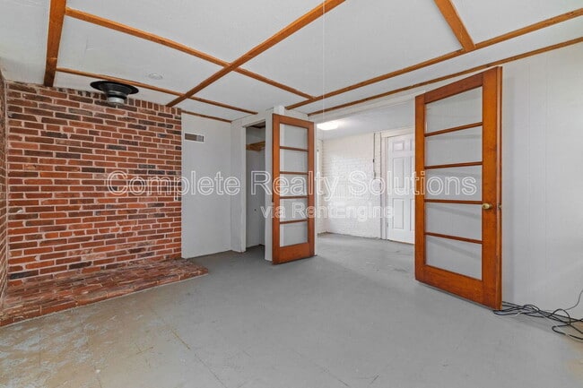 Building Photo - 916 January Ave